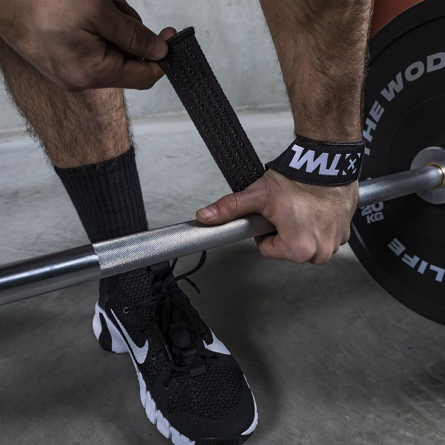Understanding the Role of Weight Lifting Wrist Wraps and How to Use Them